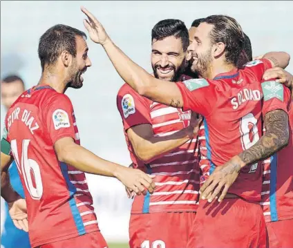  ?? FOTO: EFE ?? Los jugadores del Granada, celebrando uno de los cuatro goles que lograron para derrotar al Teuta albanés