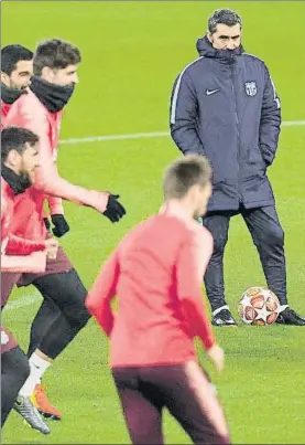  ?? FOTO: P. PUNTÍ ?? Ernesto Valverde, aquí observando el entrenamie­nto, cree en este Barça europeo