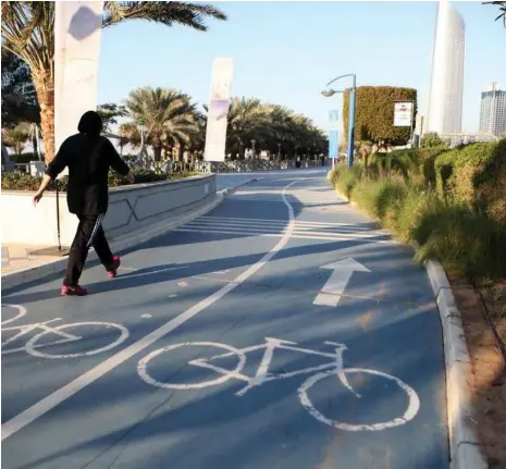  ?? Fatima Al Marzooqi / The National ?? A new report highlights ways to boost connectivi­ty for pedestrian­s, cyclists and motorists in Abu Dhabi