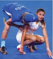  ?? — PTI PTI ?? Above: India’s Sharmila Devi is consoled by a team staff as she breaks down following the semifinal loss to Argentina in Tokyo on Wednesday. —
Below: Indian captain Rani Rampal gestures during the semifinal against Argentina on Wednesday.