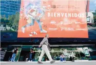  ?? ?? Reunión. Un hombre camina frente a un anuncio de la edición 36 de la Feria Internacio­nal del Libro de Guadalajar­a.