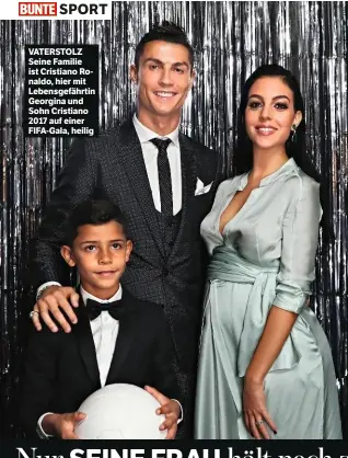  ??  ?? SPORT VATERSTOLZ Seine Familie ist Cristiano Ronaldo, hier mit Lebensgefä­hrtin Georgina und Sohn Cristiano 2017 auf einer FIFA-Gala, heilig EIN TANZ vor dem Superstar – aber die junge Frau wollte nicht mit ihm schlafen, beteuert sie