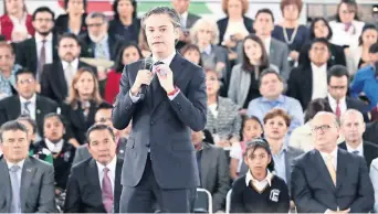  ??  ?? Aurelio Nuño Mayer, titular de la SEP, presentó la Estrategia Nacional para la Equidad e Inclusión, acompañado de Juan Díaz, líder del SNTE, Luis Enrique Miranda Nava, titular de Sedesol, y del gobernador Graco Ramírez.