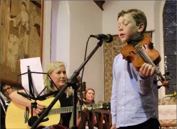  ??  ?? Robbie Tector singing and Ann Bates on guitar