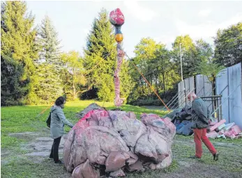  ??  ?? „Eins werden und zwei bleiben“: Die Skulpturen, die Emilia Neumann und Urban Hüter dieses Jahr schufen. ARCHIV-FOTO: MICHAEL HOCHHEUSER