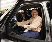  ?? LIPO CHING — STAFF ARCHIVES ?? Gary Richards, lovingly known as Mr. Roadshow, checks out a Ford Flex at the 2011Silico­n Valley Internatio­nal Auto Show in San Jose. Richards died on Dec. 17at the age of 72.