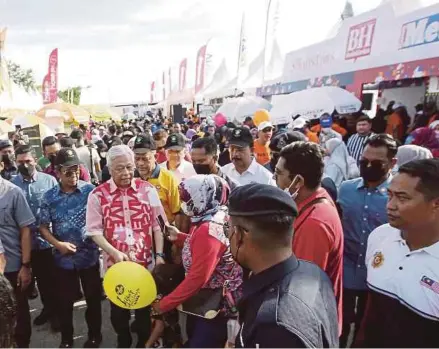 ?? (Foto Eizairi Shamsudin/bh) ?? Ismail Sabri ketika melawat reruai NSTP di Karnival Jom Heboh 2022 di Anjung Floria, Putrajaya, semalam.