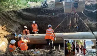  ??  ?? La canalisati­on a été changée une nouvelle fois hier, tandis que les premières distributi­ons de bouteilles d’eau avaient lieu en fin de journée à La Croix-Valmer.