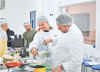  ??  ?? Nos cursos, os alunos aprendem na prática todas as etapas do trabalho em uma cozinha profission­al