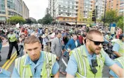  ??  ?? La Policía escolta a manifestan­tes de extrema derecha.
