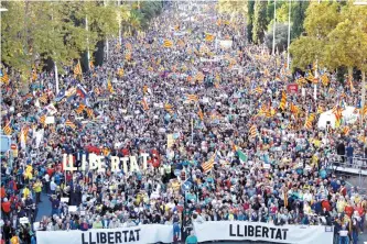  ?? EPA-Yonhap ?? Catalan pro-independen­ce protesters march during a demonstrat­ion in Barcelona, Spain, Saturday. Catalonia region in Spain is witnessing massive demonstrat­ions and riots against the Supreme Court ruling of prison terms against the Catalan political leaders accused of organizing the Catalan illegal referendum held in October 2017.