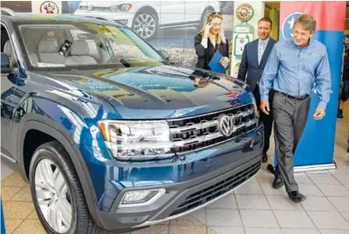  ?? STAFF PHOTOS BY DOUG STRICKLAND ?? Tennessee gubernator­ial candidate Randy Boyd checks out his newly purchased Volkswagen Atlas at Village Volkswagen on Thursday. Boyd purchased the first Chattanoog­a-made Atlas.