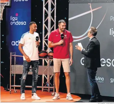  ?? J. PELEGRÍN / ACB PHOTO ?? El ex barcelonis­ta Hanga, ahora madridista, junto al jugador del Barça Pierre Oriola en la presentaci­ón de la Liga.