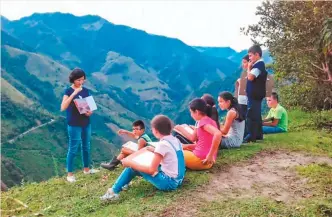  ??  ?? 2. Promoción de lectura con pasantes universita­rios en el corregimie­nto de Montebonit­o, Marulanda, Caldas