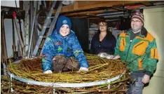  ??  ?? David Lutzenberg­er, 5 Jahre, mag Störche und hat beim Nestbau geholfen. Nachdem es fertig war, hat er mal kurz Probe gesessen. Am liebsten hätte er auch eine Nacht darin geschlafen. Mit auf dem Foto sind Sandra Holzner und sein Vater Siegfried Lut...