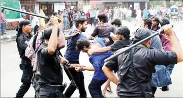  ??  ?? Members of the Rapid Action Battalion (RAB) of the Bangladesh police baton-charging secular activists for protesting against alleged extrajudic­ial killings during the country’s ongoing anti-drug drive, in Dhaka.