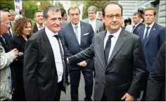  ?? (Photo AFP) ?? Michel Catalano a fait part, à François Hollande, de sa déterminat­ion à ne pas se laisser aller à la résignatio­n mais bien de faire front contre le terrorisme. François Hollande l’a décoré de la Légion d’honneur.