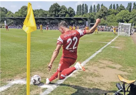  ?? BENEFOTO ?? Standard-Training unter Wettkampfb­edingungen: Fortunas Kevin Stöger beim Eckball gegen den TSV Meerbusch.