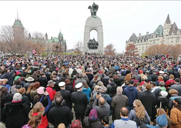  ?? WAYNE CUDDINGTON ?? Crowds gather to place their poppies on the Tomb of the Unknown Soldier at a Remembranc­e Day ceremony at the National War Memorial.