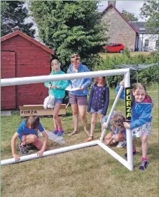  ??  ?? The children build the goalposts.