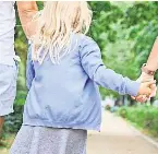  ?? FOTO: ANNETTE RIEDL/DPA ?? Sorgen für Freude: Familie und Kinder tragen laut dem Bericht dazu bei, hierzuland­e die Zufriedenh­eit zu steigern.