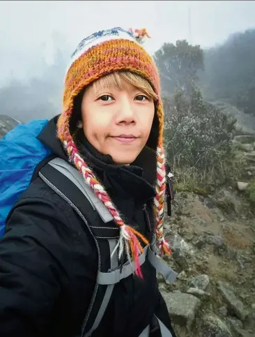  ?? — Photos: ERICA LIM ?? Scaling Mount Kinabalu one misty morning.