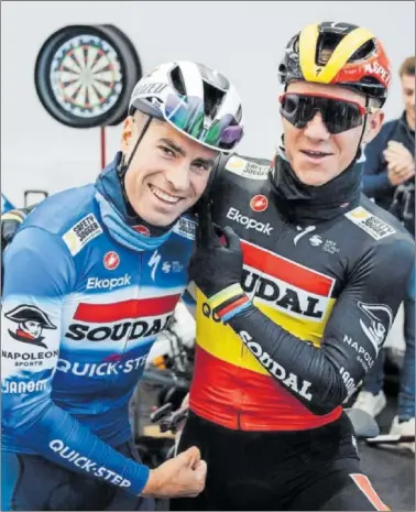  ?? ?? Mikel Landa bromea con Remco Evenepoel antes de un entrenamie­nto.