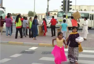  ?? Supplied photo ?? Students, parents and teachers participat­ed in distributi­ng Iftar kits to motorists. —