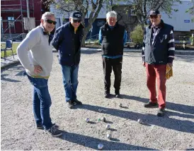  ??  ?? Bertil Persson, Roy Hansson, Björn Ydal och Kenneth Olsson spelar boule i ”De bruna baskrarna”.