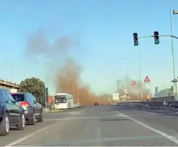  ??  ?? Allarme Molti automobili­sti si sono bloccati davanti alla barriera di fumo