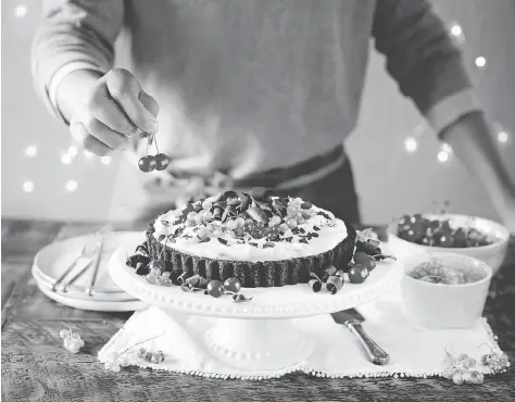  ?? PHOTOS: DAIRY FARMERS OF CANADA ?? This mile-high chocolate pudding pie is an irresistib­le classic.