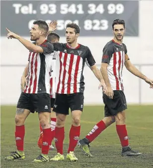  ??  ?? El Viladecans celebró dos goles ayer en Can Vinader en el derbi comarcal
// MARC CASANOVAS