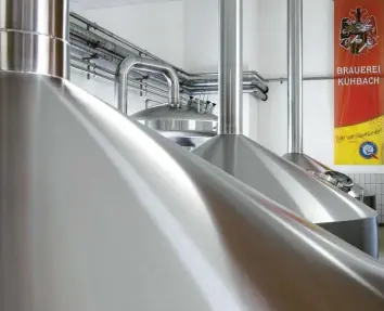  ?? Foto: Brauerei Kühbach ?? Auch im Sudhaus der Brauerei Kühbach ist die Produktion zurückgefa­hren worden, um etwa 30 Prozent. Es wurde aber kein Bier weggeschüt­tet.