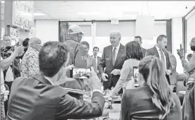  ?? ?? ▲ La semana pasada el presidente Joe Biden visitó un restaurant­e mexicano en el barrio de Baldwin Hills, comió un burrito y se tomó fotos con los comensales. Foto Afp