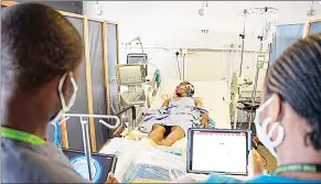  ?? (Courtesy pics) ?? Nkululeko Dlamini being watched by TLC Healthcare workers. (C) TLC Executive Director Echo VanderWal (L) and Chief Medical Officer Harry VanderWal (R) with the snakebite survivor Dlamini. (R) Dlamini with a health worker.