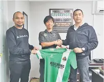  ??  ?? IMPORT: Fazzrudin bersalaman dengan Yuta sambil disaksikan penolong pengurus pasukan Kuching FA, Iswandi Ali Hassan.