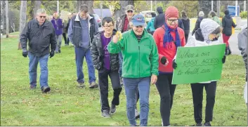  ?? AMANDA DOUCETTE PHOTOS ?? Crowds marched around the front of the hospital holding signs and musical instrument­s, drawing the attention of cars who passed by.