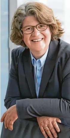  ?? Fotos: Fujitsu ?? Vera Schneevoig­t leitet das internatio­nale Produktges­chäft von Fujitsu. Sie ist Stand ortchefin in Augsburg.