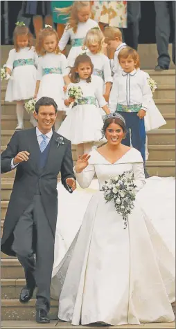  ??  ?? AFECTOS. La princesa Eugenia y su marido, Jack Brooksbank, al salir de la capilla San Jorge, en el castillo de Windsor. Sarah Ferguson y Beatriz, madre y hermana de Eugenia. Isabel, la “abuela real”.