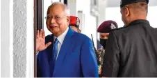  ?? — Bernama photo ?? Najib waves at a photograph­er as he enters the courtroom.