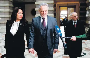  ?? [ Reuters ] ?? Dmitrij Firtasch auf dem Weg zur Verhandlun­g, begleitet von Ehefrau Lada und Anwalt Dieter Böhmdorfer.