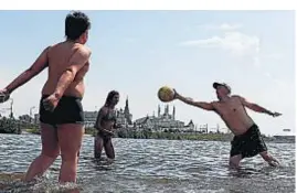  ?? (AP) ?? Estalló el verano. La temperatur­a fue subiendo en Rusia y ya las camperas molestan. Algunos hasta se animan a refrescars­e y a jugar en el agua.