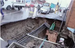  ?? PICTURE: SIBUSISO NDLOVU ?? COLLAPSED: The street outside King Edward Hospital on Sydney Road, Durban, was damaged during flooding this week.