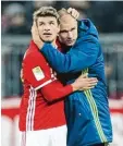  ?? Foto: Kolbert ?? Früher Kollegen, ein Spiel lang Gegner, dann wieder Freunde: Thomas Müller und Holger Badstuber.