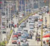  ?? ANI FILE ?? ■ Vehicles play on a Srinagar road on September 3.