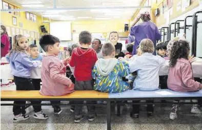  ?? ÁNGEL DE CASTRO ?? Varios pequeños disfrutand­o del rato de la comida en su centro escolar.