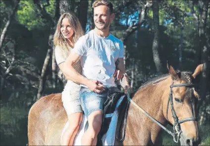 ?? FOTO: INSTAGRAM RAKITIC ?? Ivan Rakitic colgó ayer esta foto en sus vacaciones montando a caballo con su esposa, Raquel Mauri