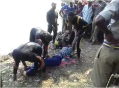  ??  ?? Members of the police acqua unit recovers the the body of the woman who drowned in Burma Valley after the boat she was riding in capsized.