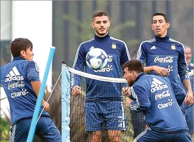  ?? ALEJANDRO PAGNI/AFP PHOTO ?? HARUS FOKUS: Lionel Messi (dua dari kanan) mengasah akurasi sundulan dalam sesi latihan di Ezeiza, Buenos Aires, kemarin.