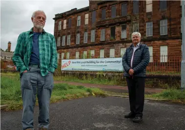  ?? Picture: Colin Mearns ?? Bob Marshall and Douglas McCreath, of the Sir John Maxwell School Trust, outside the former primary school in Pollokshaw­s